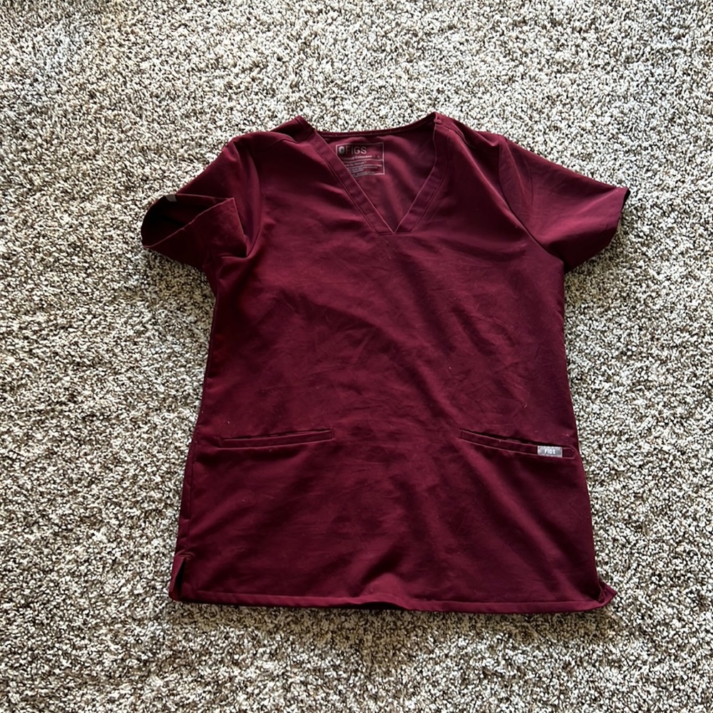 s 3 pocket maroon figs scrub top